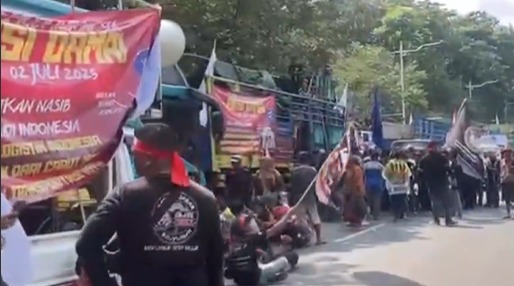 Polisi Bubarkan Paksa Aksi Sopir Truk Demo Tolak ODOL di Medan Merdeka